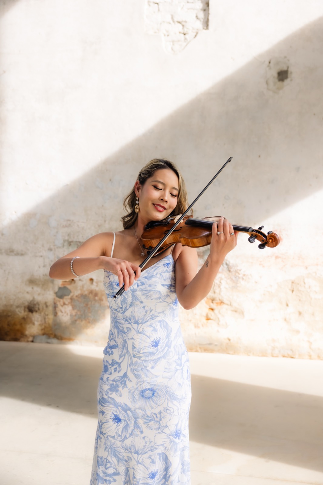 Full-length portrait of violinist performing in the editorial venue